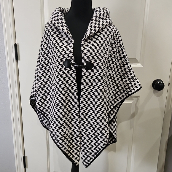 AKIRA Jackets & Blazers - AKIRA Black and White Houndstooth Cape